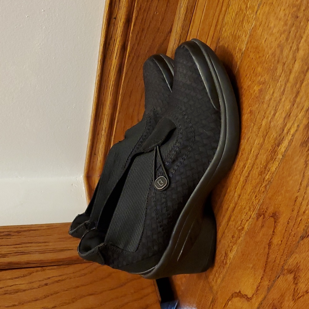 BZees Women's "Energy" Slip on Shoes. Black 8.5M
